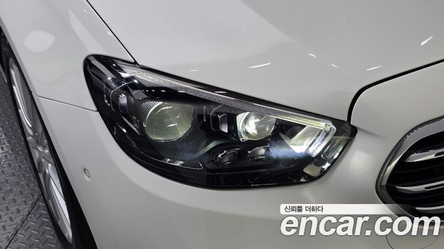 Mercedes-Benz E-Class 2022 — photo 8