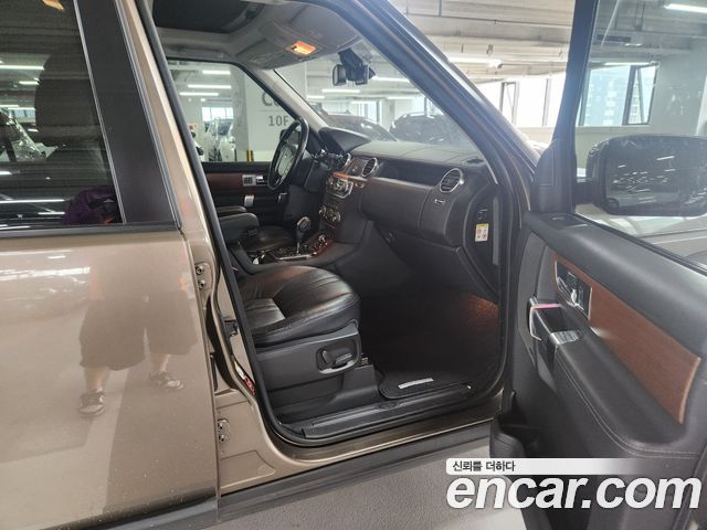 Land Rover Discovery 2011 — photo 11