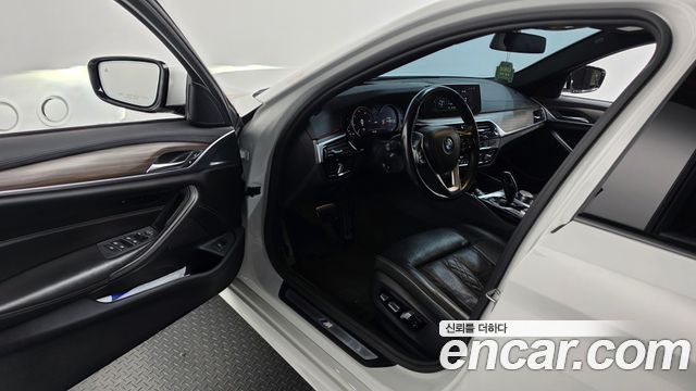 BMW 5-Series 2017 — photo 10