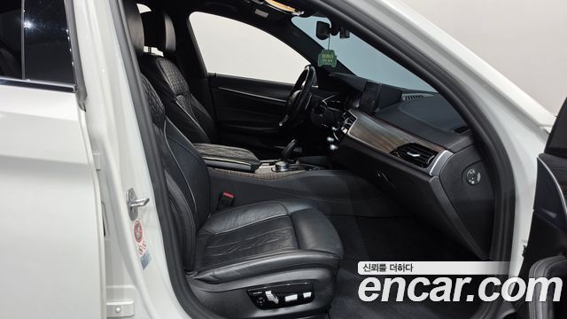 BMW 5-Series 2017 — photo 11
