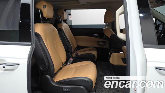 Kia Canival 2021 — photo 17