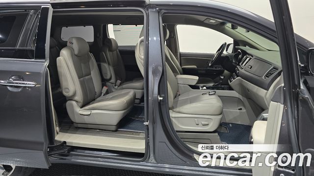 Kia Canival 2018 — photo 16