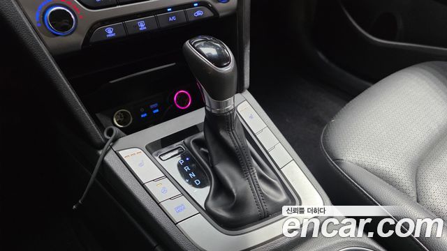 Hyundai AVANTE 2017 — photo 9