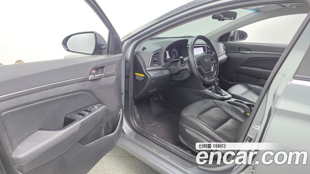 Hyundai AVANTE 2017 — photo 10
