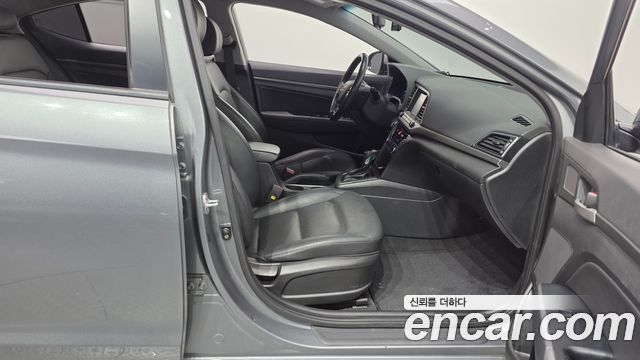 Hyundai AVANTE 2017 — photo 11