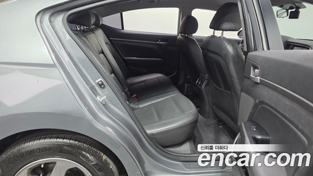 Hyundai AVANTE 2017 — photo 12