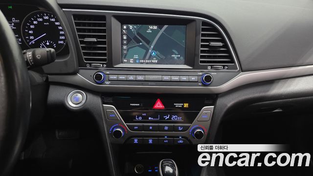 Hyundai AVANTE 2017 — photo 15