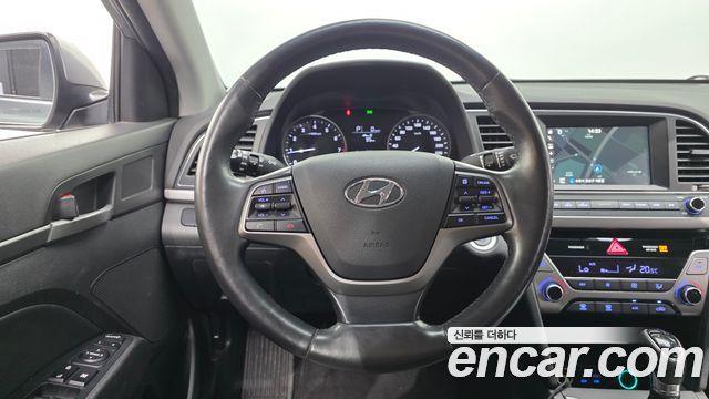 Hyundai AVANTE 2017 — photo 16