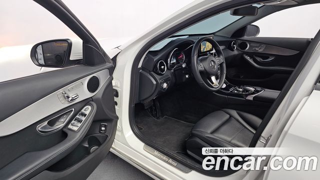 Mercedes-Benz C-Class 2018 — photo 17