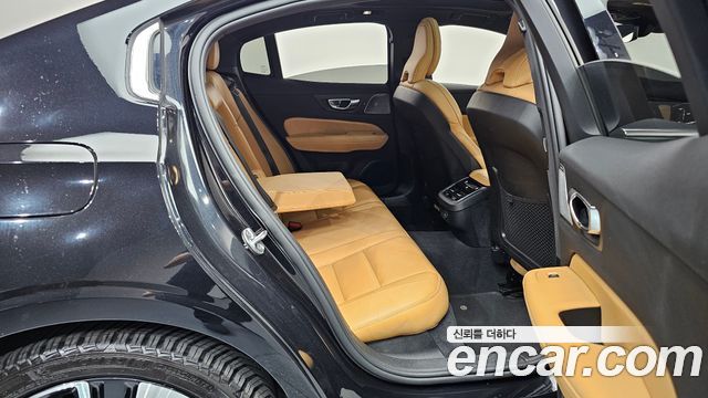 Volvo S60 2023 — photo 17