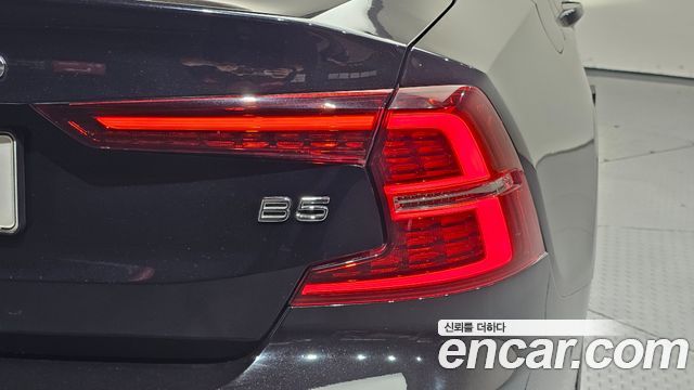 Volvo S60 2023 — photo 9