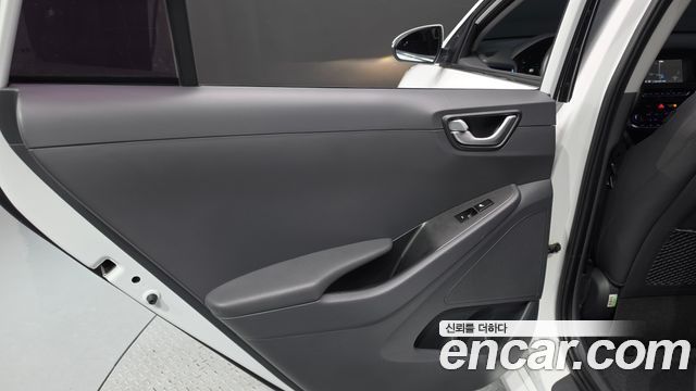 Hyundai Ioniq 2016 — photo 15