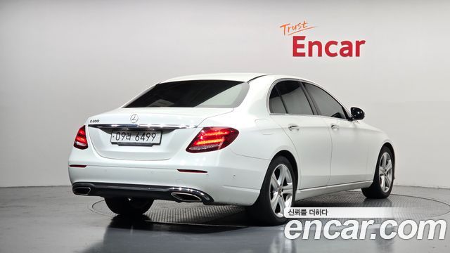 Mercedes-Benz E-Class 2017 — photo 2