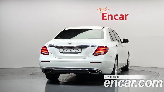 Mercedes-Benz E-Class 2017 — photo 4