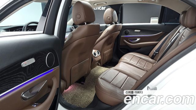 Mercedes-Benz E-Class 2017 — photo 11