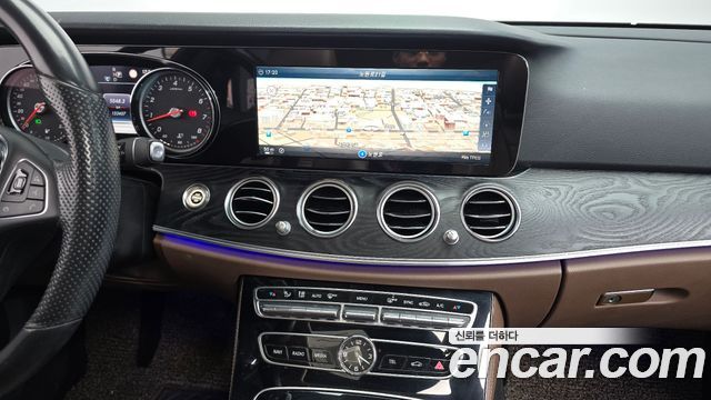 Mercedes-Benz E-Class 2017 — photo 13