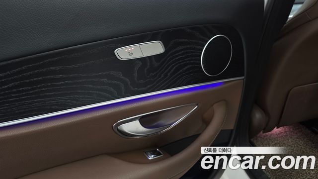 Mercedes-Benz E-Class 2017 — photo 17