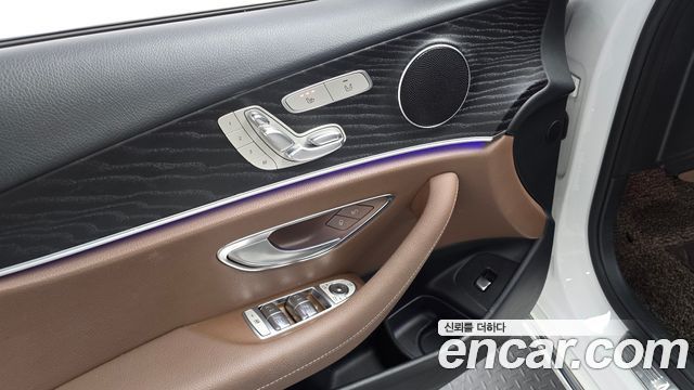 Mercedes-Benz E-Class 2017 — photo 18