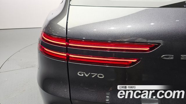 Genesis GV70 2023 — photo 9