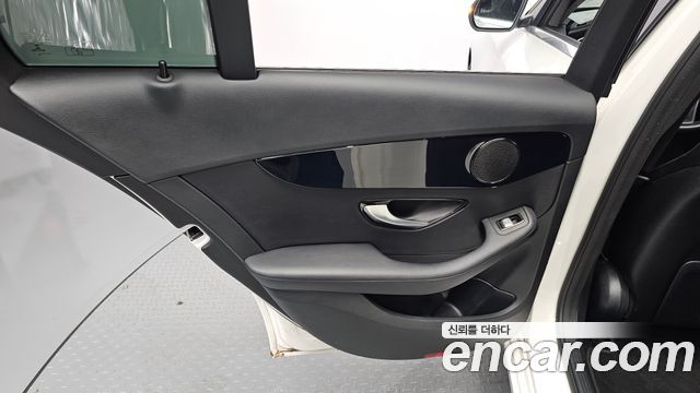 Mercedes-Benz C-Class 2018 — photo 15