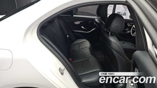 Mercedes-Benz C-Class 2018 — photo 16