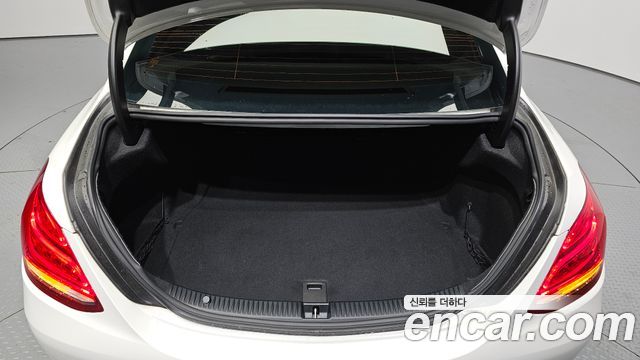 Mercedes-Benz C-Class 2018 — photo 30