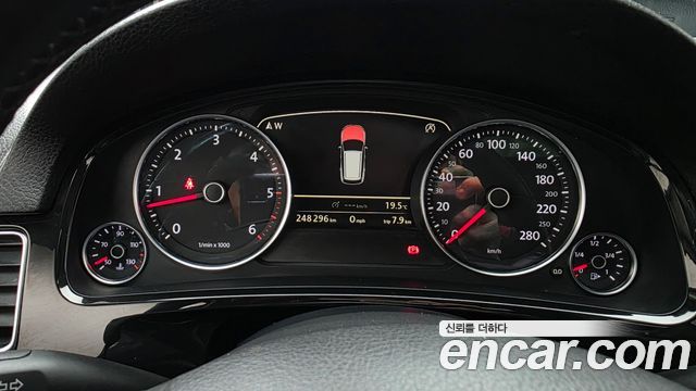 Volkswagen Touareg 2012 — photo 8