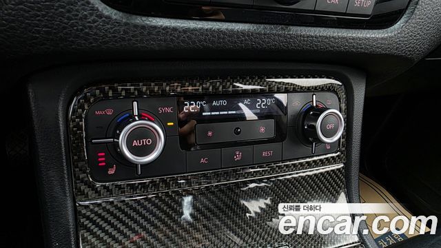 Volkswagen Touareg 2012 — photo 16
