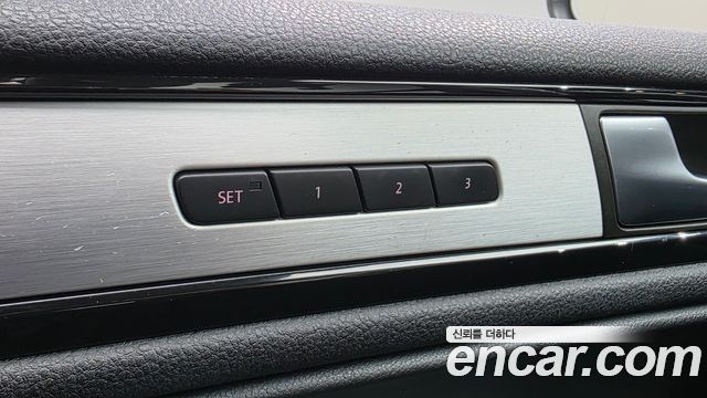 Volkswagen Touareg 2012 — photo 19