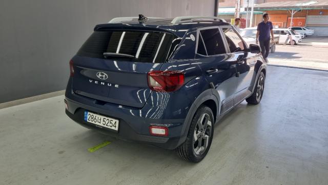 Hyundai Venue 2023 — photo 2