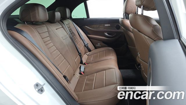 Mercedes-Benz E-Class 2022 — photo 17