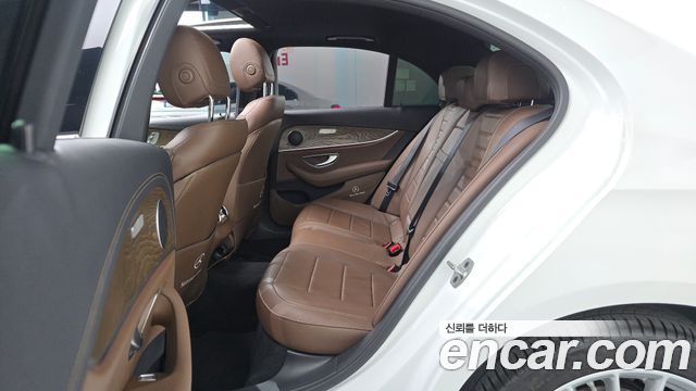 Mercedes-Benz E-Class 2022 — photo 18