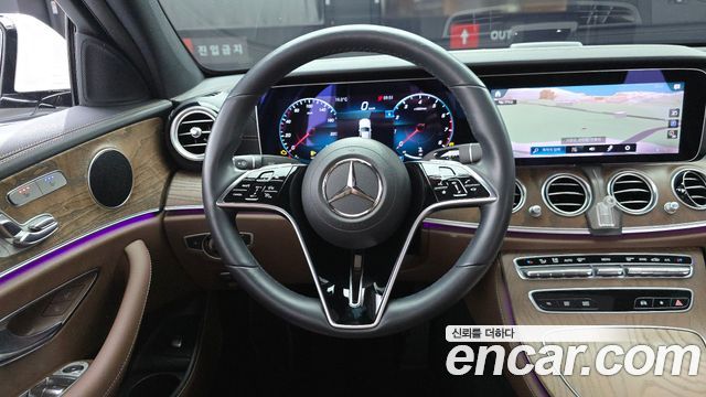 Mercedes-Benz E-Class 2022 — photo 19