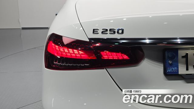 Mercedes-Benz E-Class 2022 — photo 9