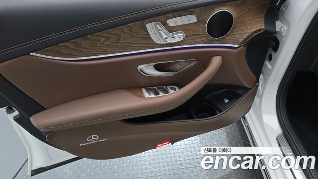 Mercedes-Benz E-Class 2022 — photo 14