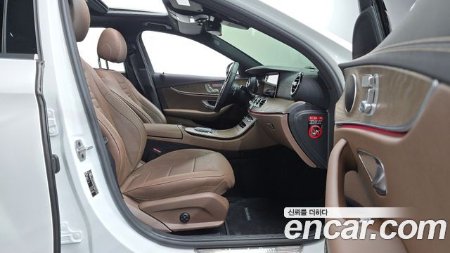 Mercedes-Benz E-Class 2022 — photo 16