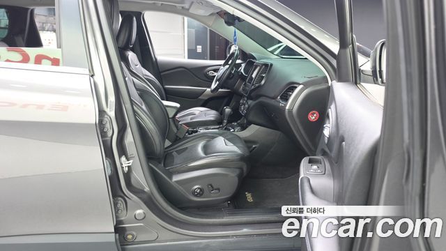 Jeep Cherokee 2019 — photo 17