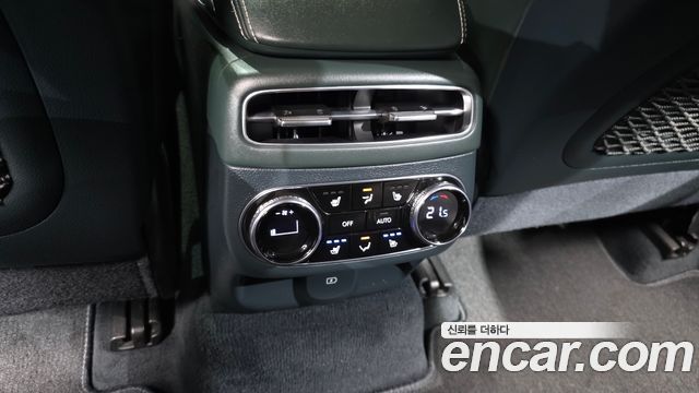 Genesis GV70 2022 — photo 26