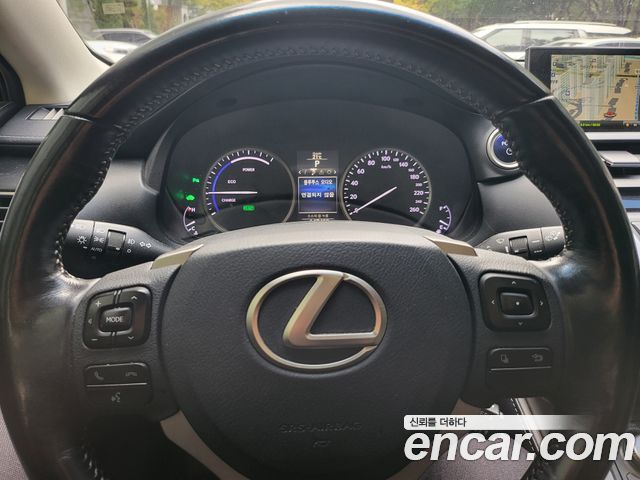 Lexus NX 2017 — photo 11