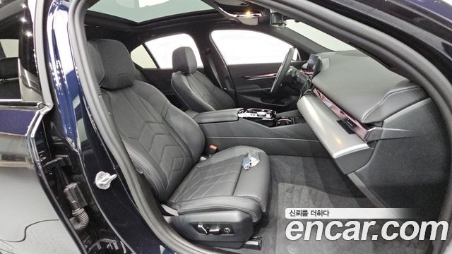BMW 5-Series 2025 — photo 18