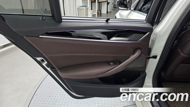 BMW 5-Series 2023 — photo 15