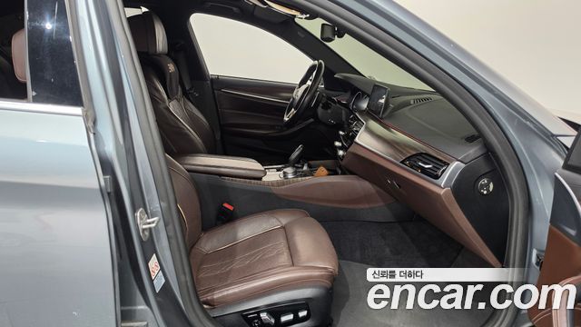 BMW 5-Series 2018 — photo 11