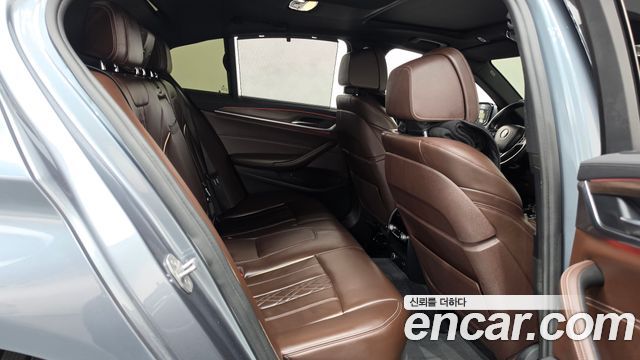 BMW 5-Series 2018 — photo 12