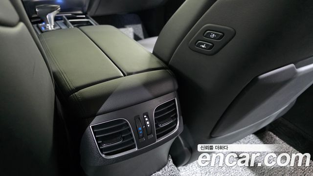 Genesis G80 2017 — photo 28