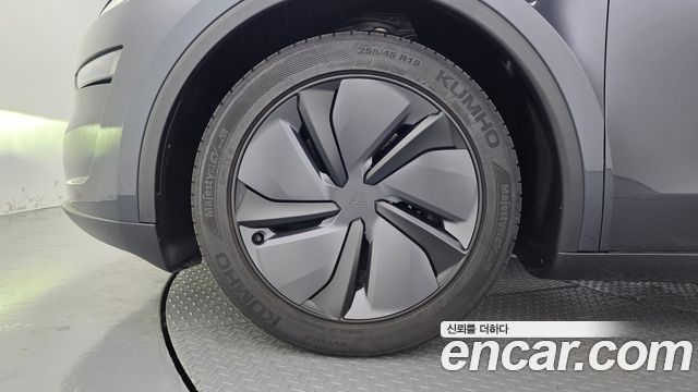 Tesla Model Y 2025 — photo 5