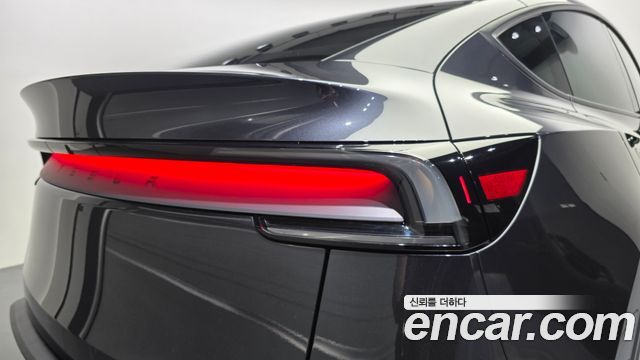Tesla Model Y 2025 — photo 9