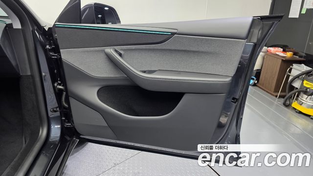 Tesla Model Y 2025 — photo 14