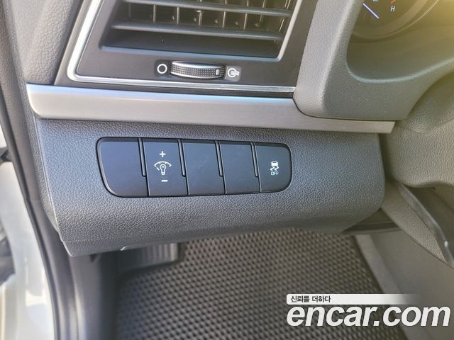 Hyundai AVANTE 2017 — photo 16