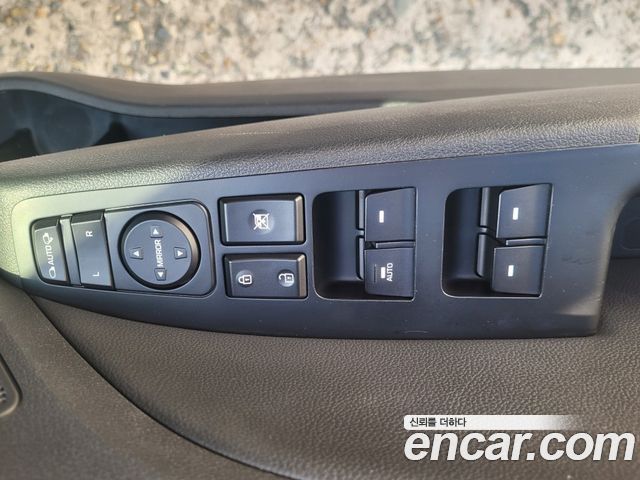 Hyundai AVANTE 2017 — photo 18