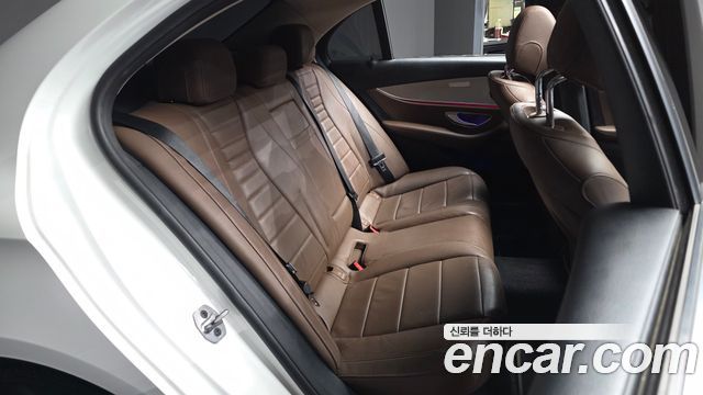 Mercedes-Benz E-Class 2019 — photo 18